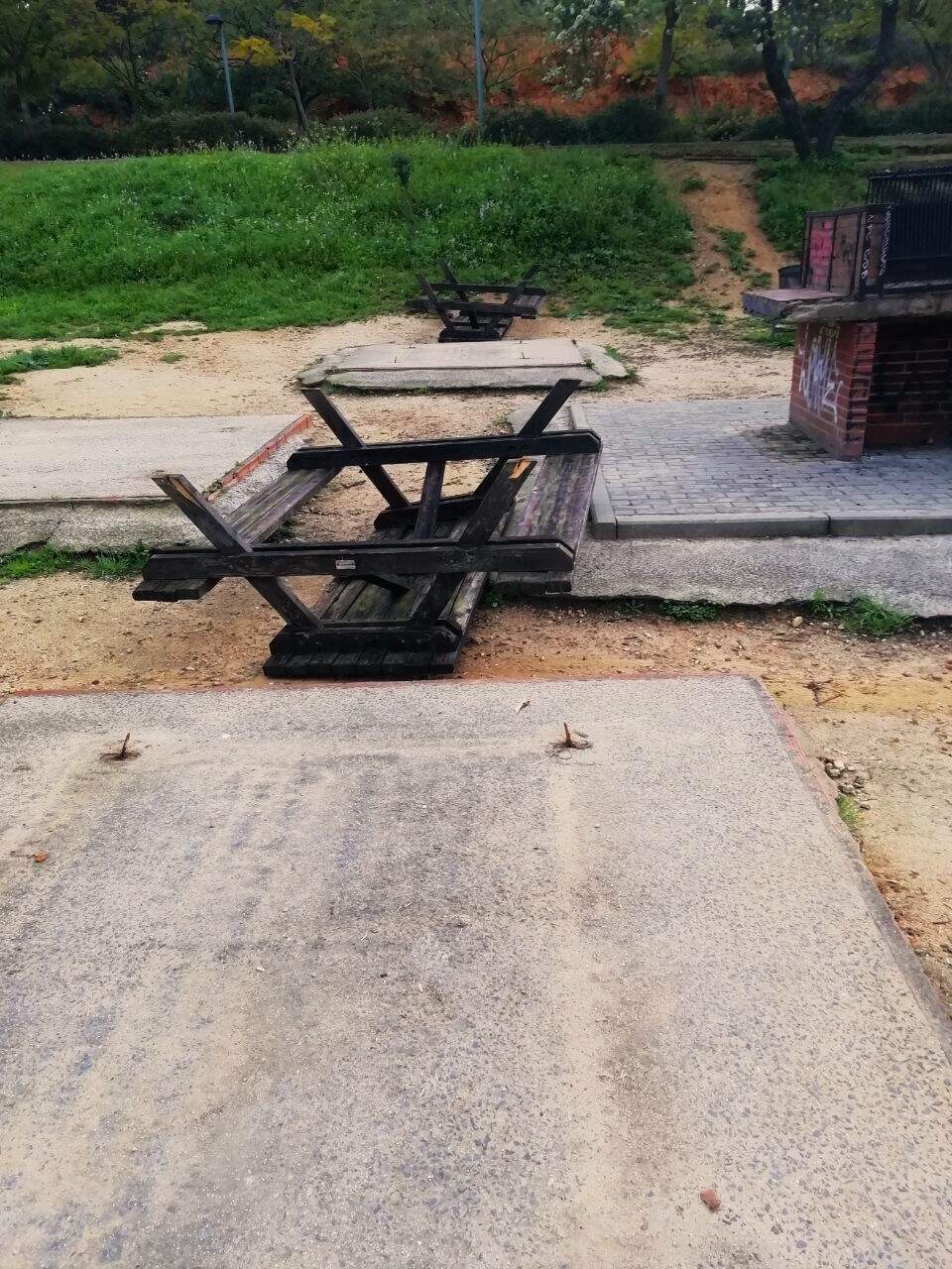 Banco volteado y destrozado