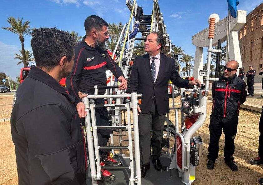 Toscano escucha las explicaciones de los responsables de Bomberos