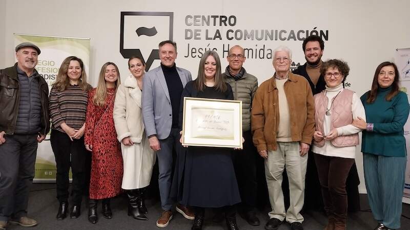 Raquel junto a la Junta Directiva del Colegio y anteriores premiados