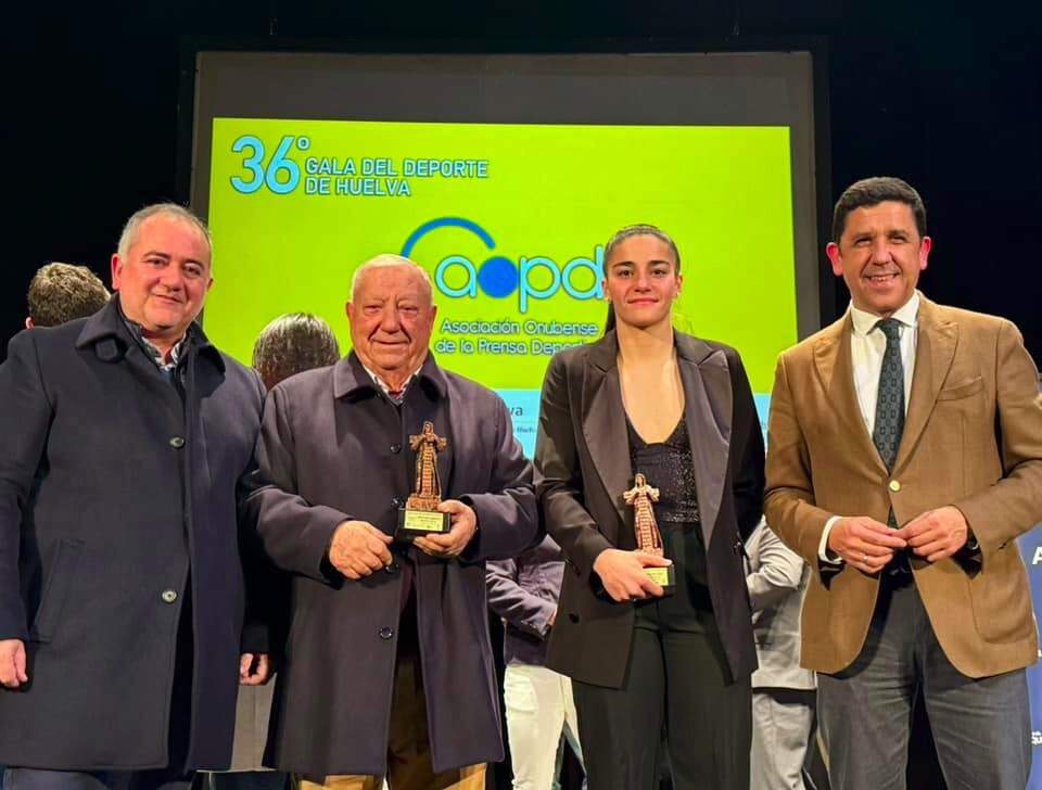 Genaro Aguilera, presidente del Ayamonte CF, recibió la mención especial a su club.
