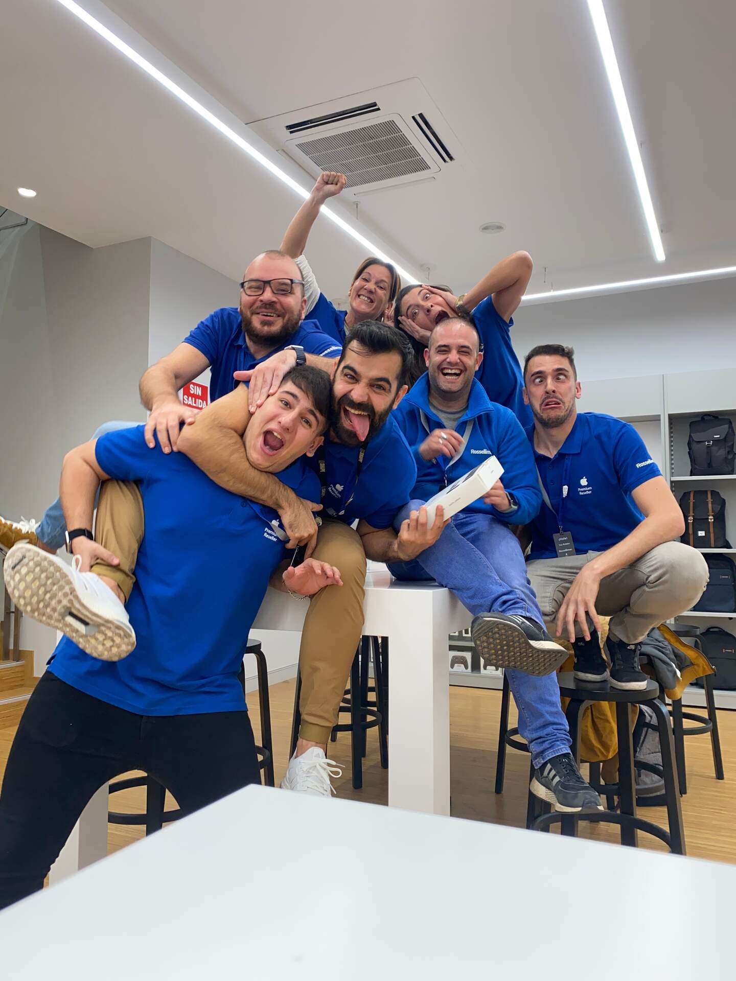Simpática imagen Junto a sus ex compañeros de Rossellimac Huelva