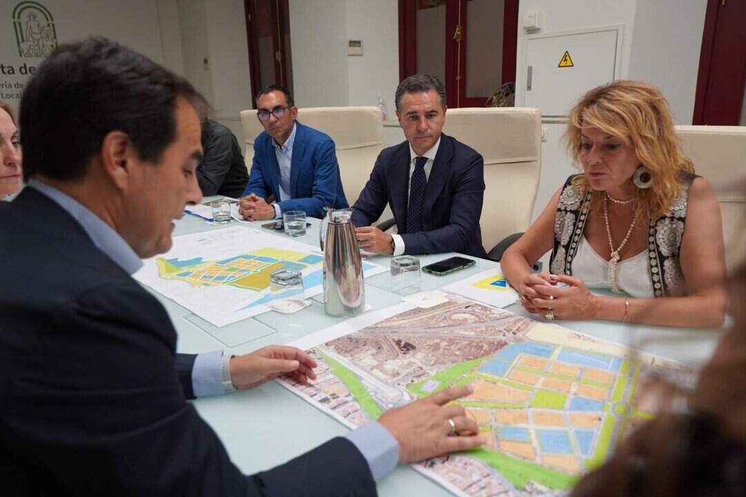 Miranda y Arias observan junto al consejero Nieto (Justicia) los plenos de la futura Ciudad de la Justicia