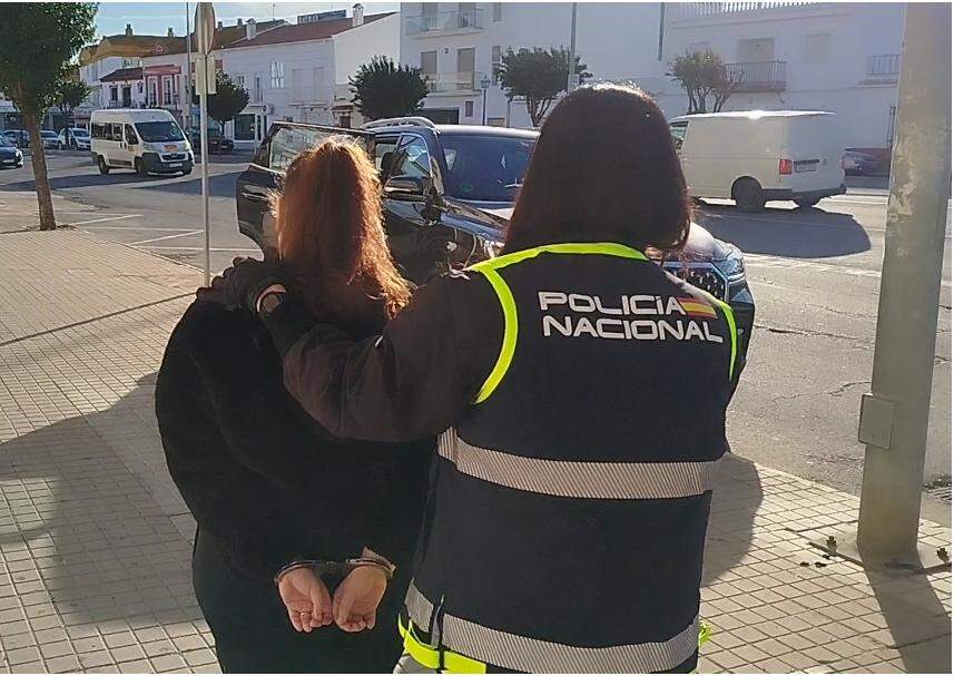 Un agente lleva al juzgado a una de las detenidas