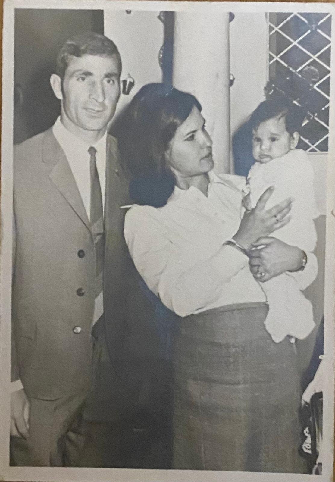 Entrañable instantántanea de su infancia con sus padres Juan y María Josefa