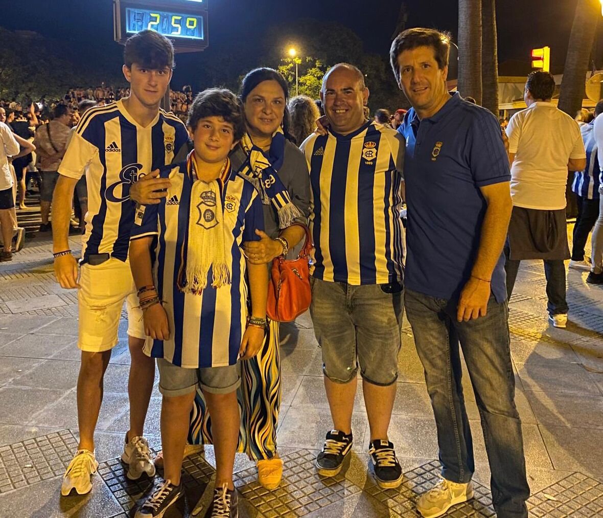Celebrando el último ascenso del Recreativo en familia, junto al amigo Andrés Salas