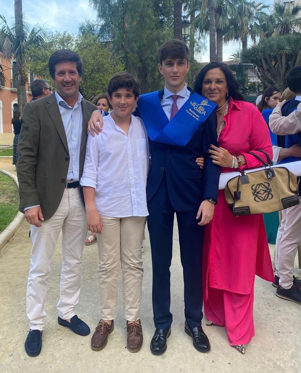 Con su mayores tesoros su marido Willy y sus hijos Juan y Guillermo en la graduación de este último,