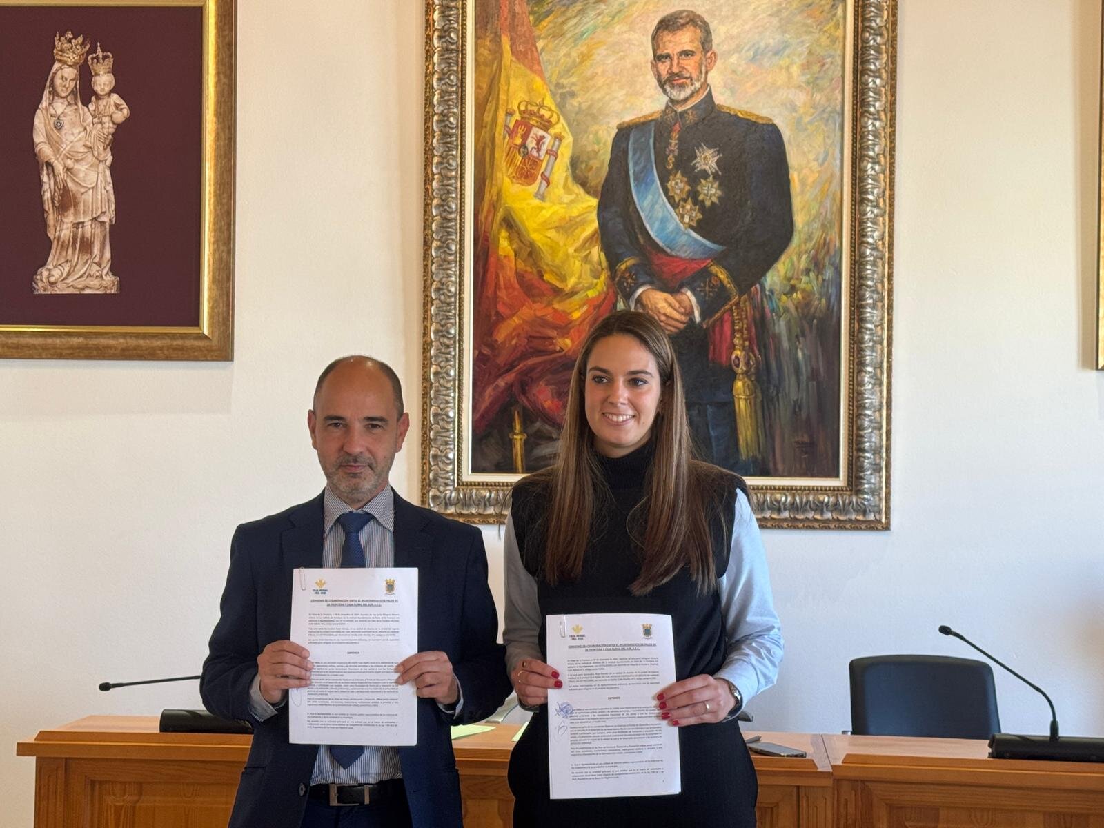 Firma del acuerdo entre el Ayuntamiento de Palos de la Frontera y Caja Rural del Sur
