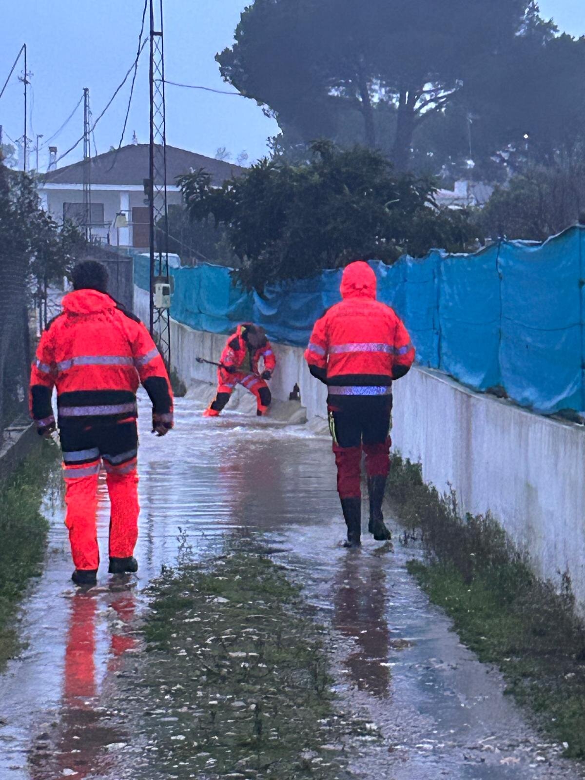 Efectivos del Consorcio rompen muros para ayudar a evacuar agua acumulada en zonas habitadas