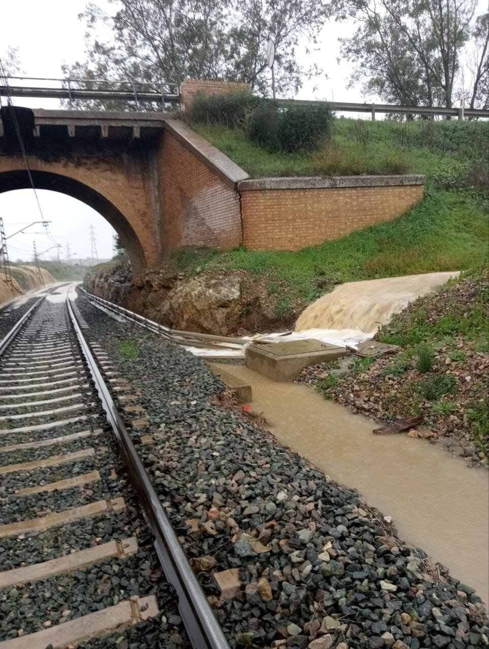 Cascada en plena vía férrea