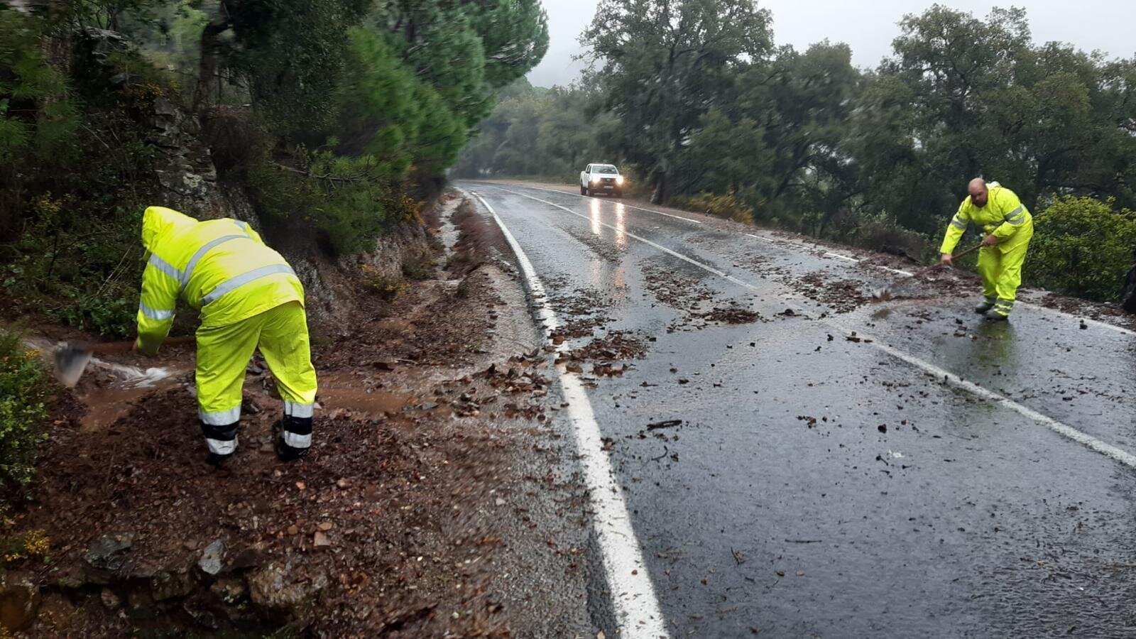 Trabajadores del Servicio de Carreteras de la Diputación, en plena faena