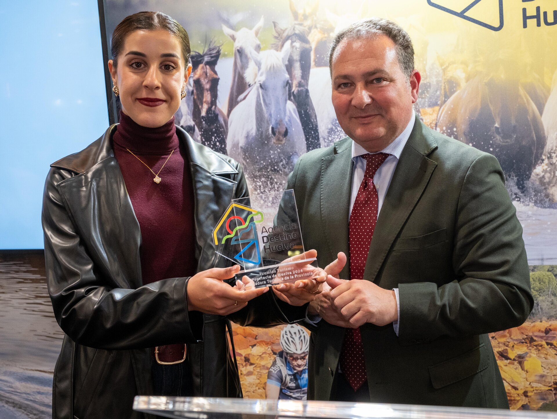 Carolina Marín junto al presidente de la Diputación