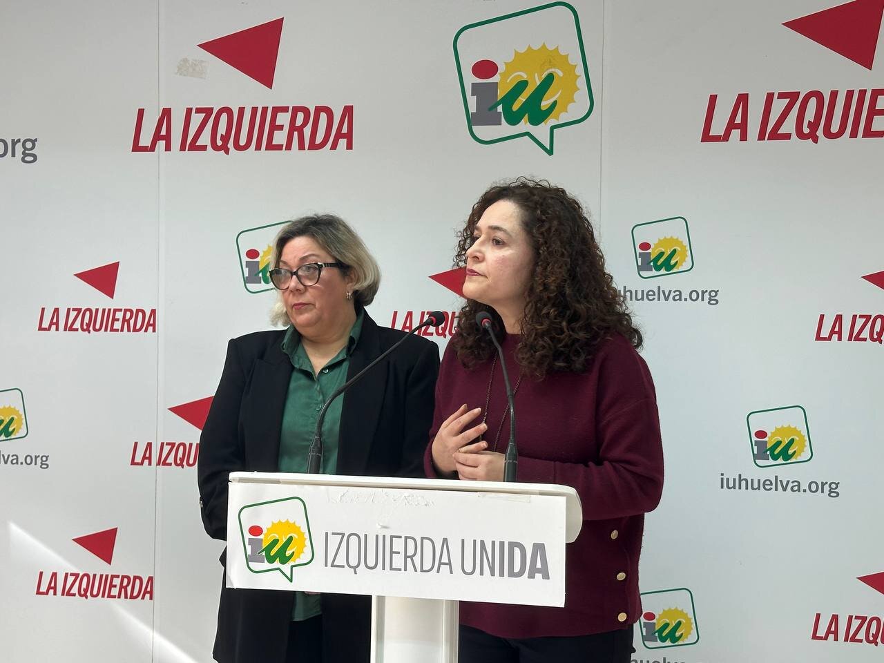 Inma Nieto en sala de prensa IU Huelva junto a Mónica Rossi