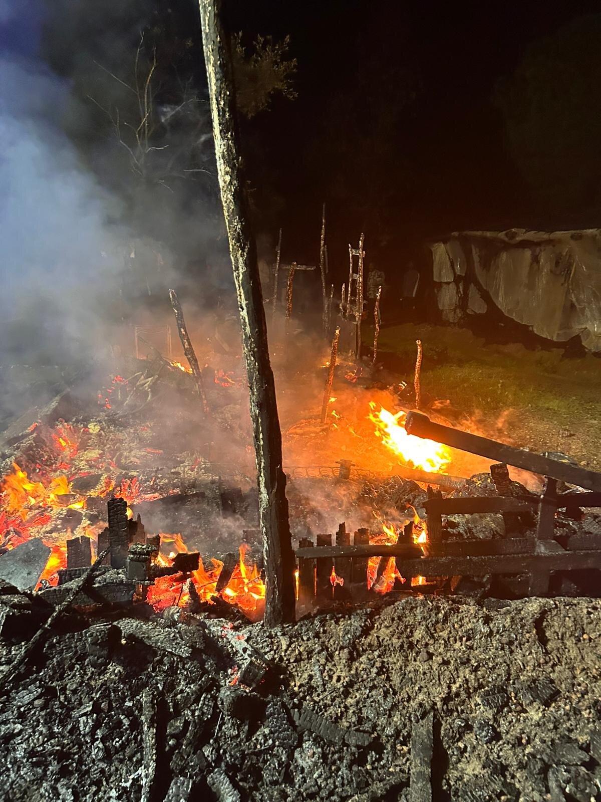 Chabola incendiada (Foto: Consorcio de Bomberos de la Diputación)