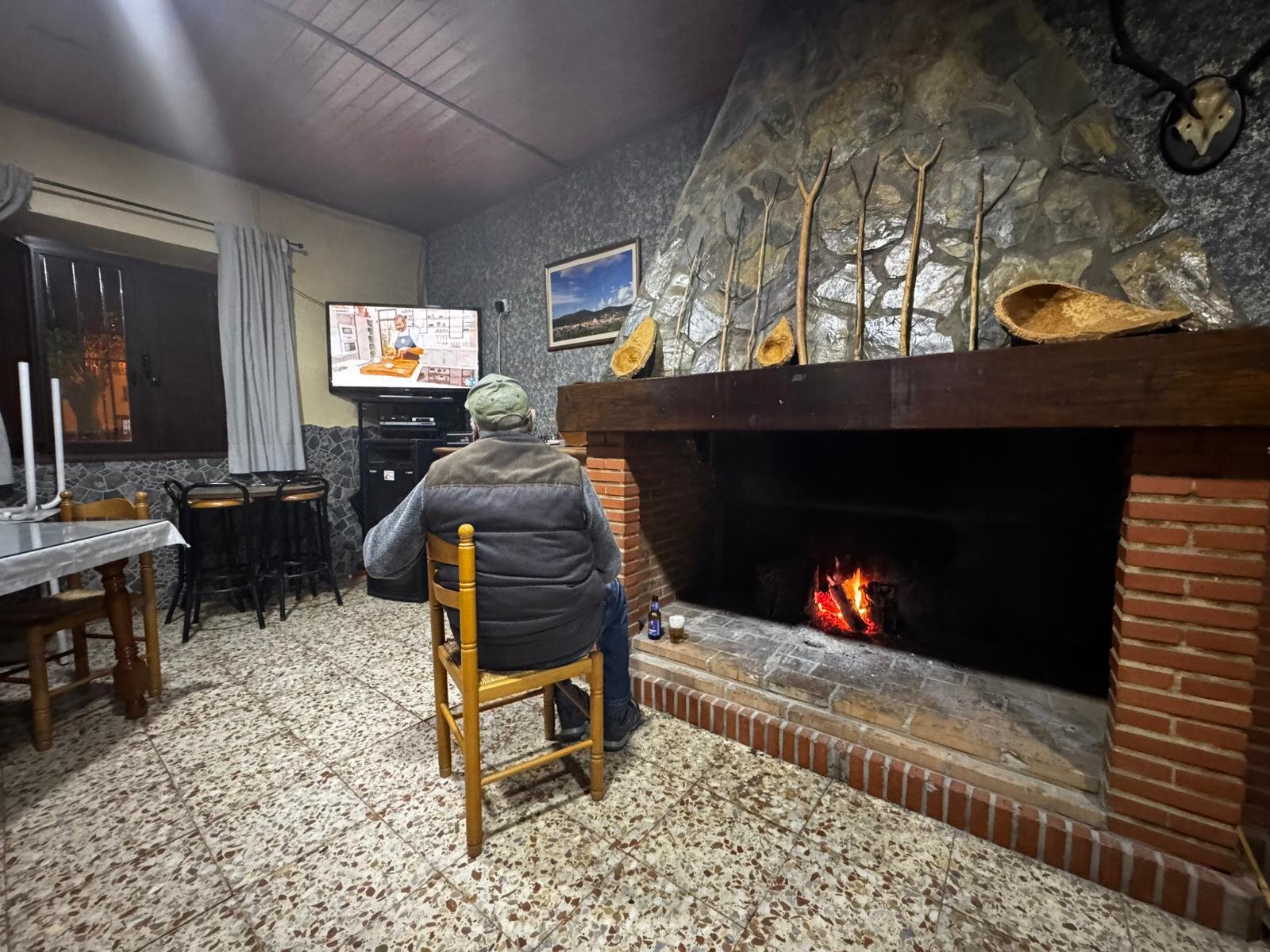Un vecino viendo la tele en el Montero, el único bar de Cueva de la Mora