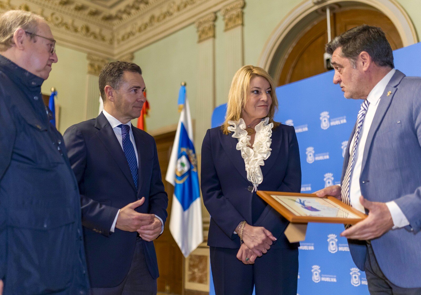 Eduardo Sugrañes entrega el Palmito de Oro a Miranda
