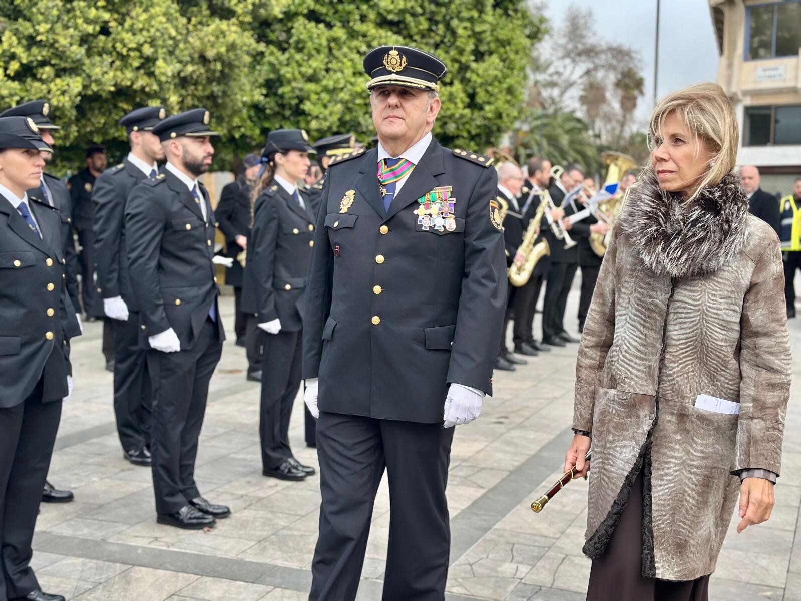 Rico y el Comisario Quintín Méndez pasan revista a los agentes