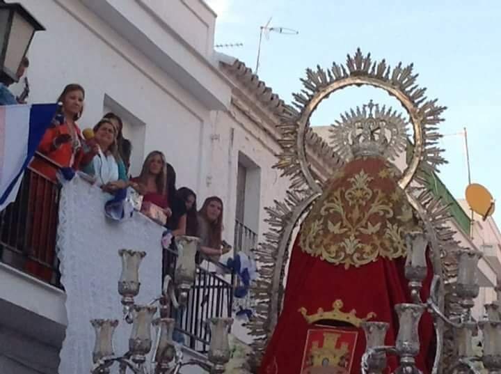 Cantándole una salve a la patrona de su pueblo Cartaya