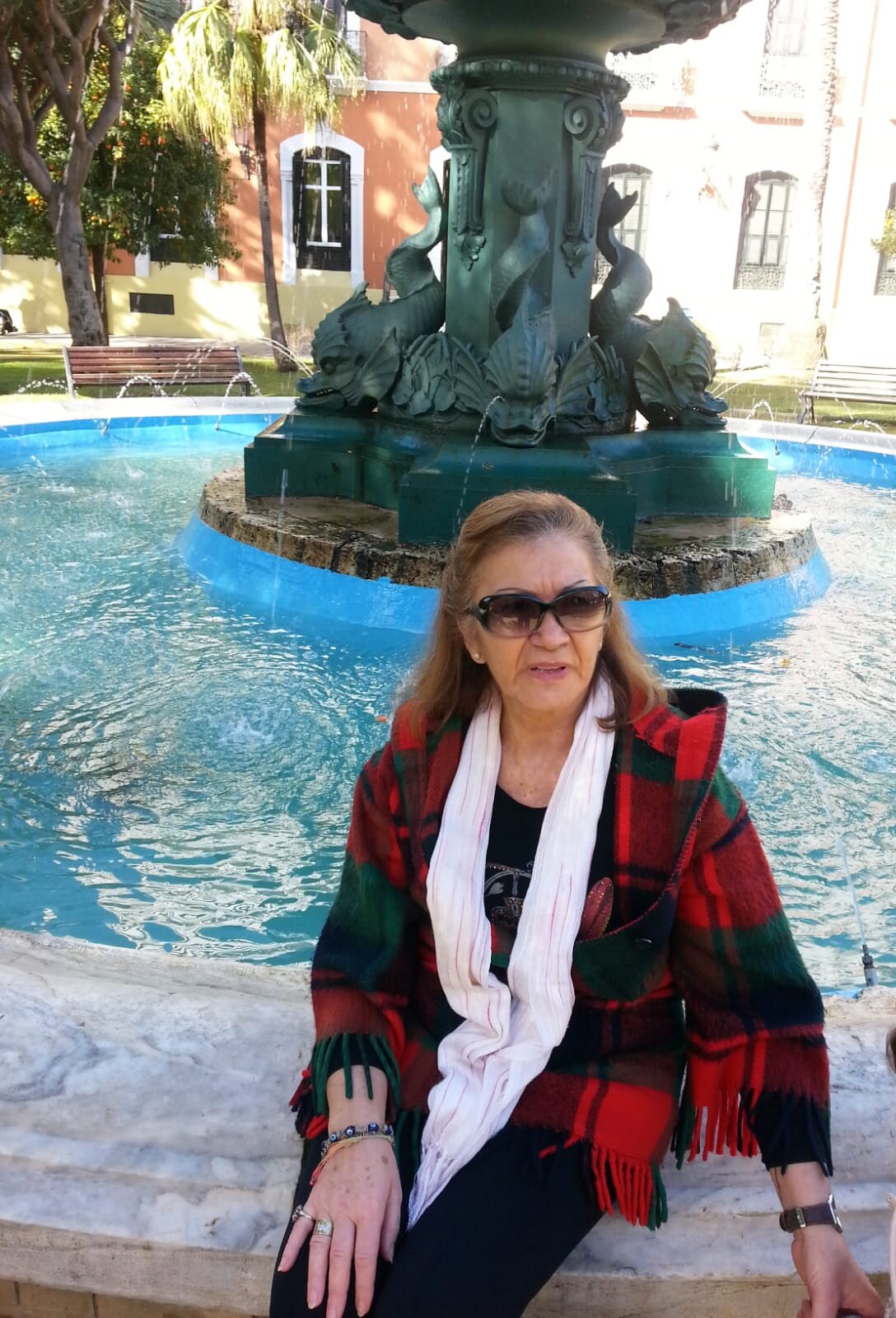 Posando en la Fuente de los tritones en la Casa Colón