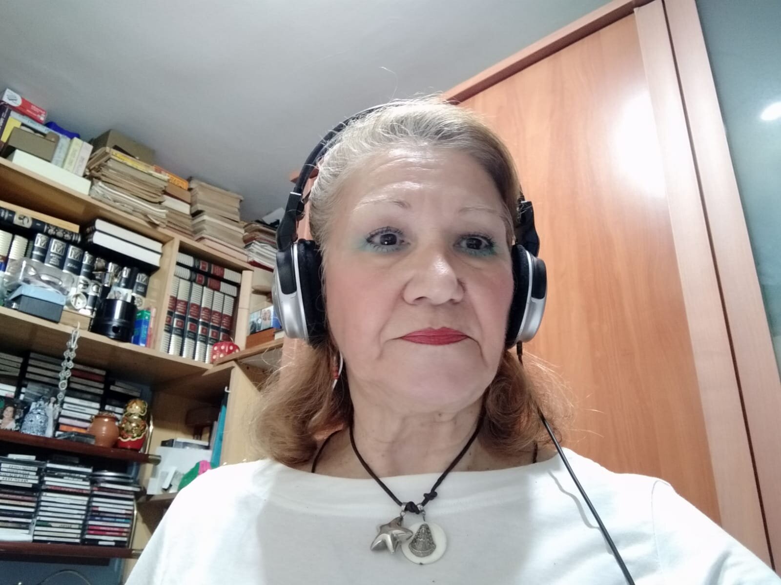 Ensayando en el estudio de su casa
