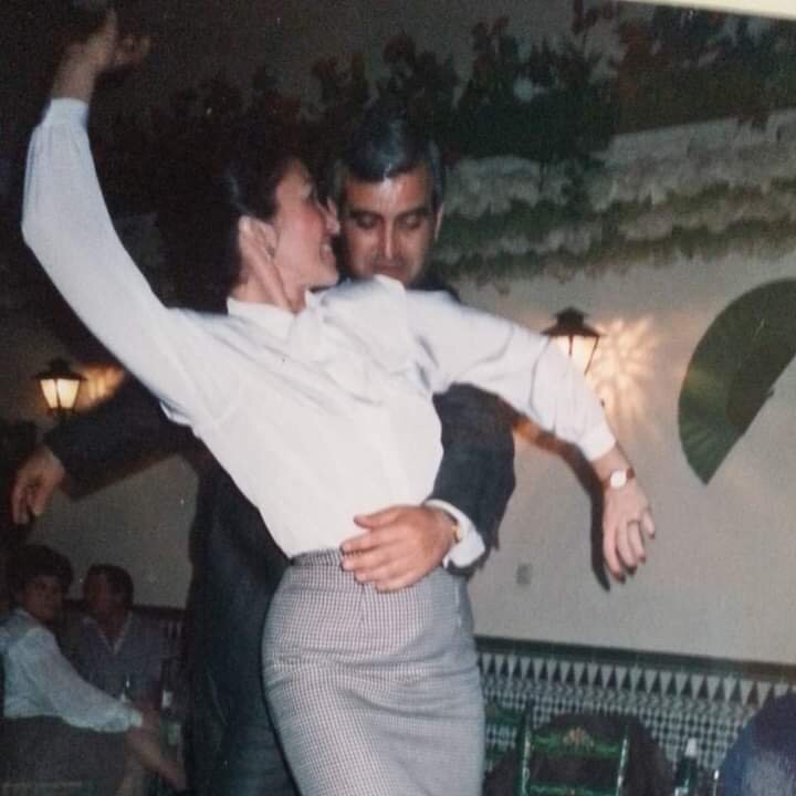 Bailando unas sevillanas con su marido tras una actuación en una Sala de Fiesta en Barcelona