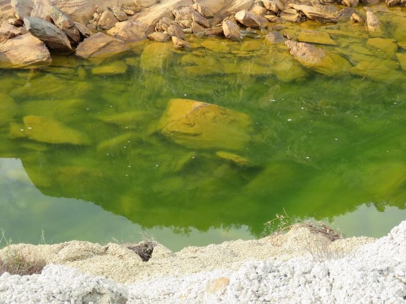 Agua del Odiel junto al hormigón de Alcolea