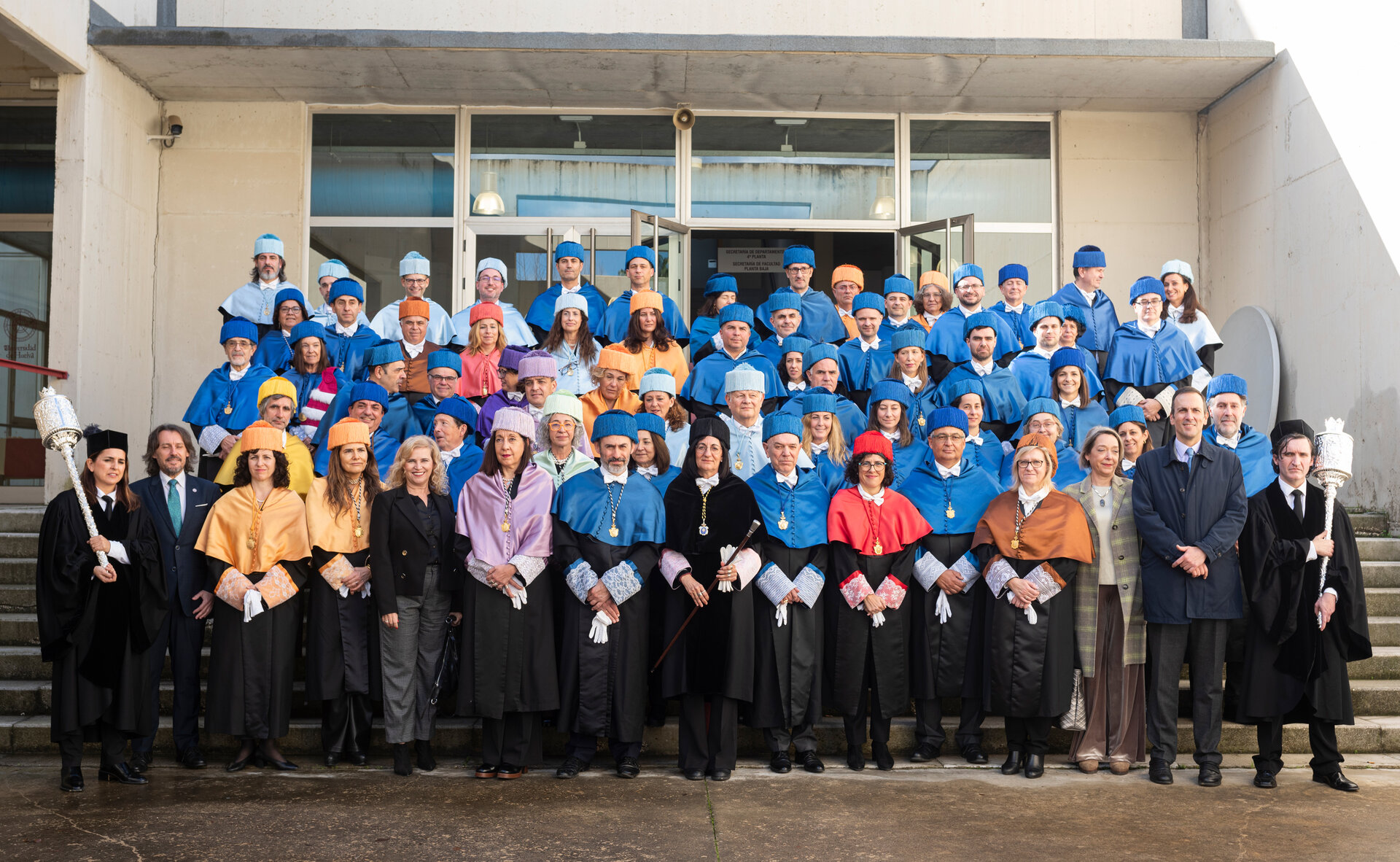 Foto de familia en el acto de Honoris causa Antonio M. Echavarren 4