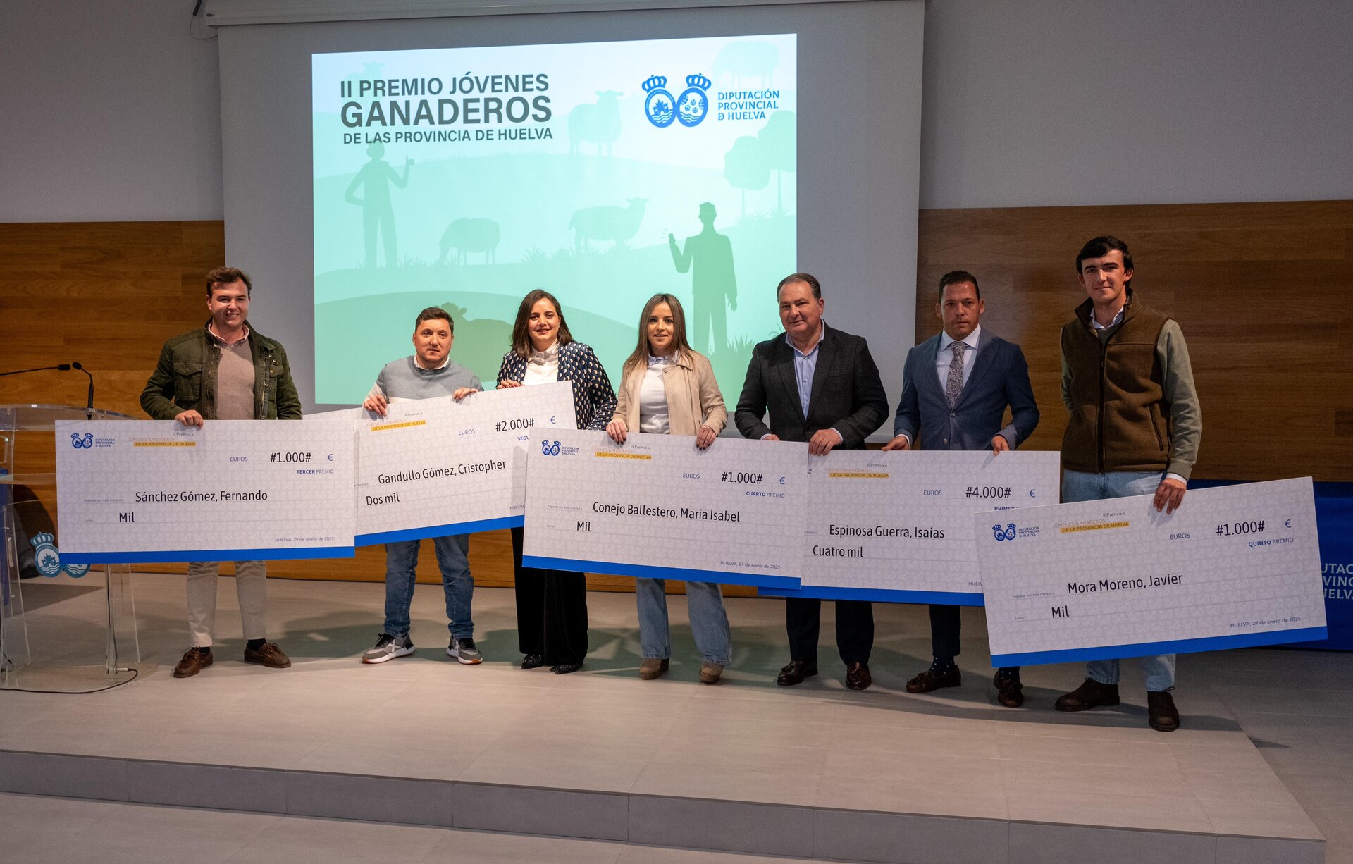 Toscano junto a los galardonados
