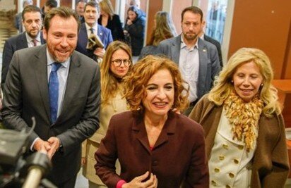 Oscar Puente acompañado de la vicepresidenta Montero y la subdelegada del Gobierno en Huelva