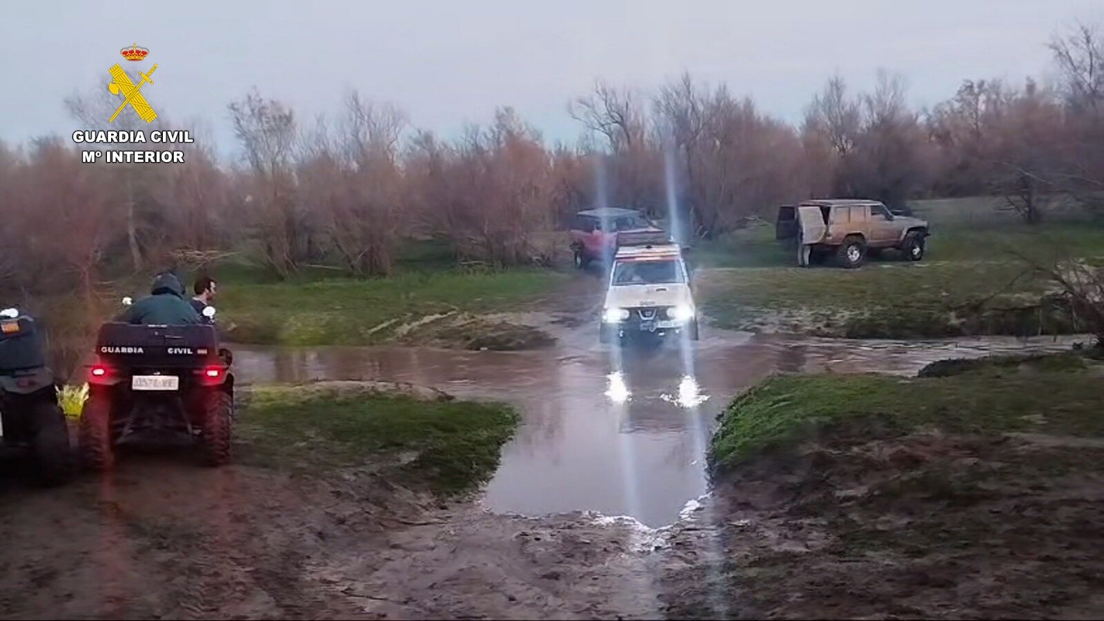 Los vehículos vadeando la zona protegida del Arroyo del Partido