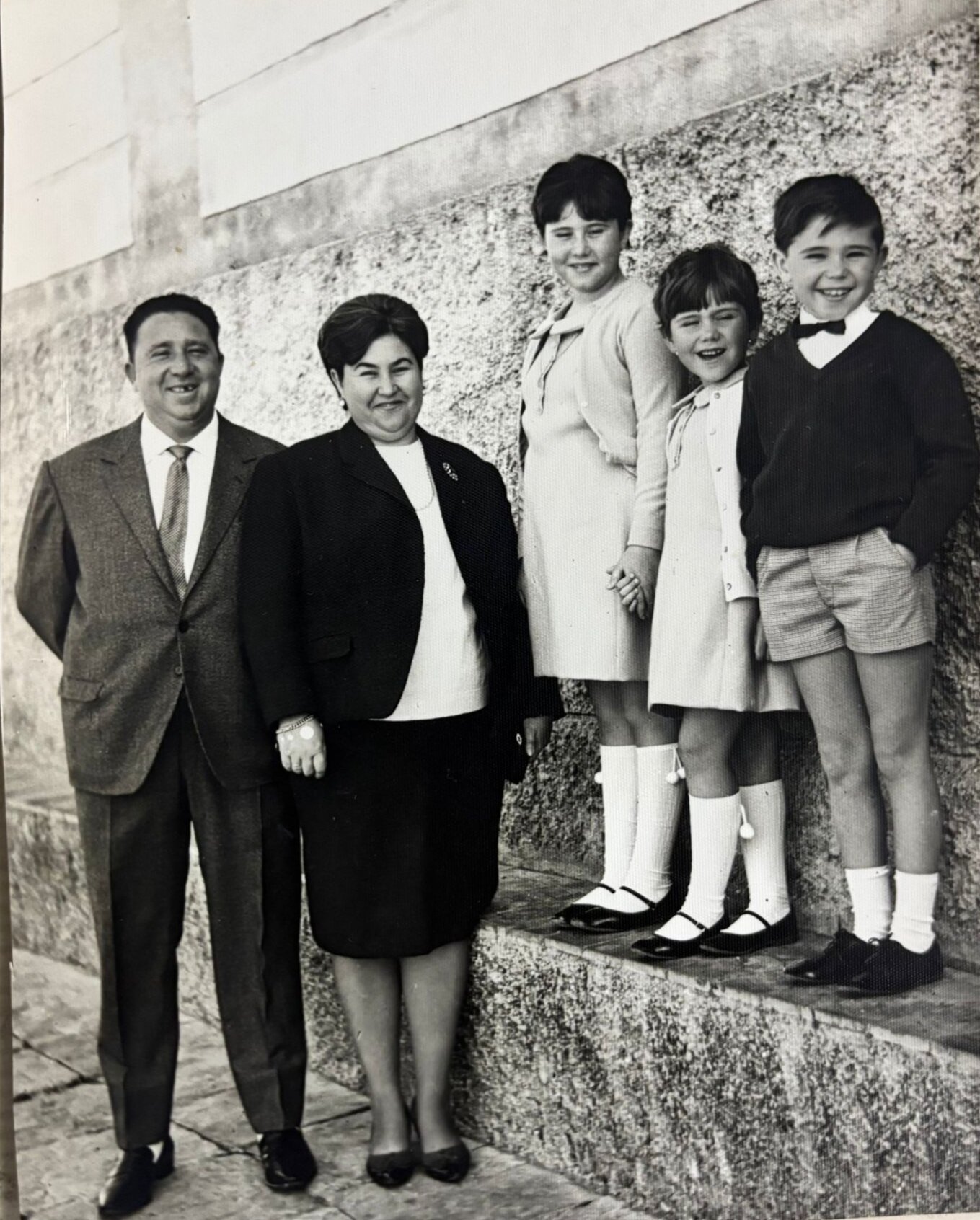 En su infancia junto a sus padres, Antonio y Doli, y sus hermanas, María Ángeles y Rosario