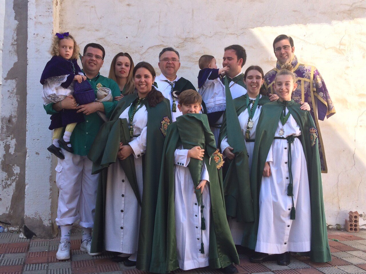 Junto a toda su familia antes de hacer estación de penitencia