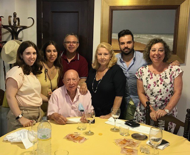 Celebrando el cumpleaños de su padre, junto a su esposa Manuela, sus hijas Rocio y María , su hermana Mari Ángeles y su sobrino ahijado Jesús Herves