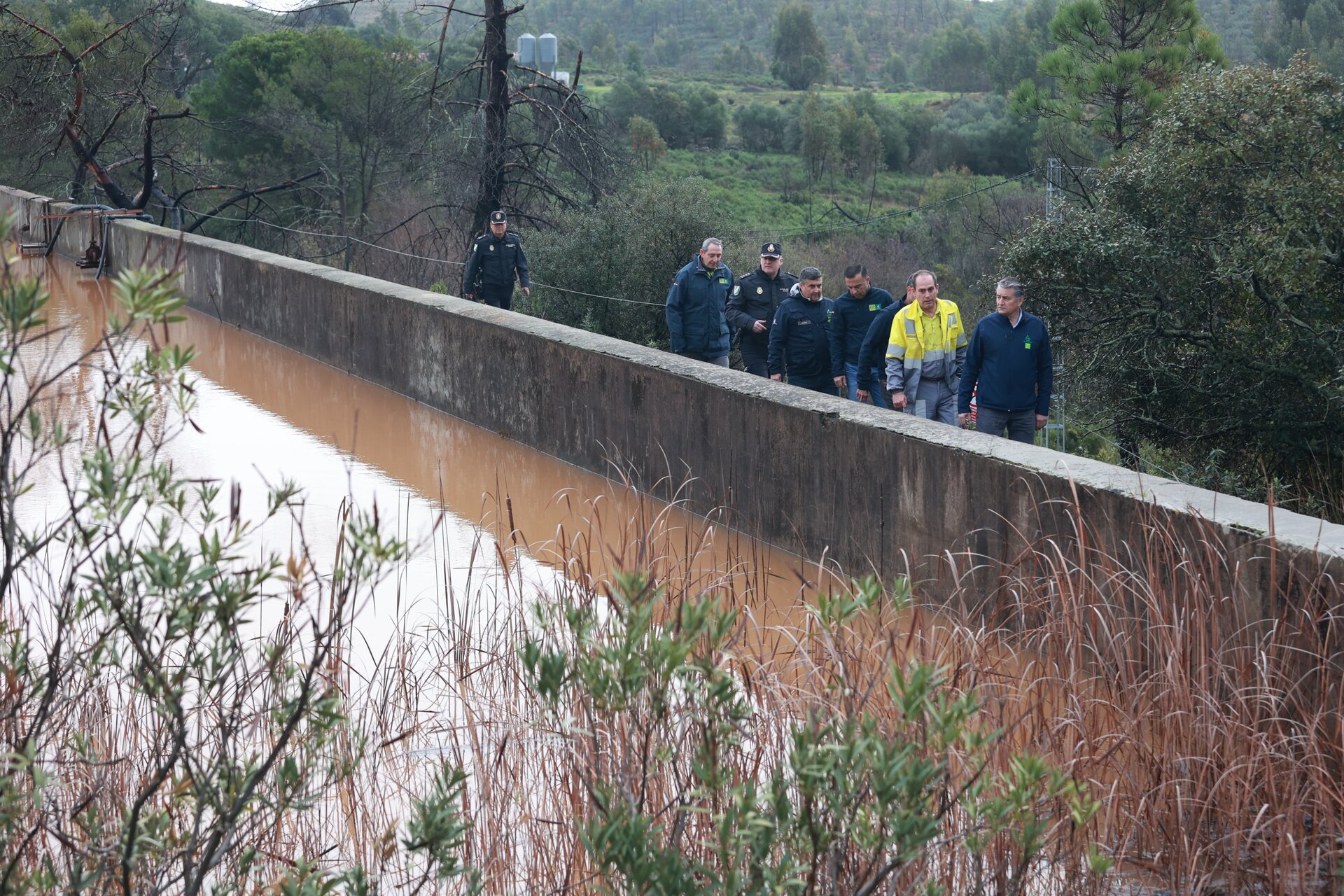 Autoridades andaluzas visitan el embalse durante el incidente