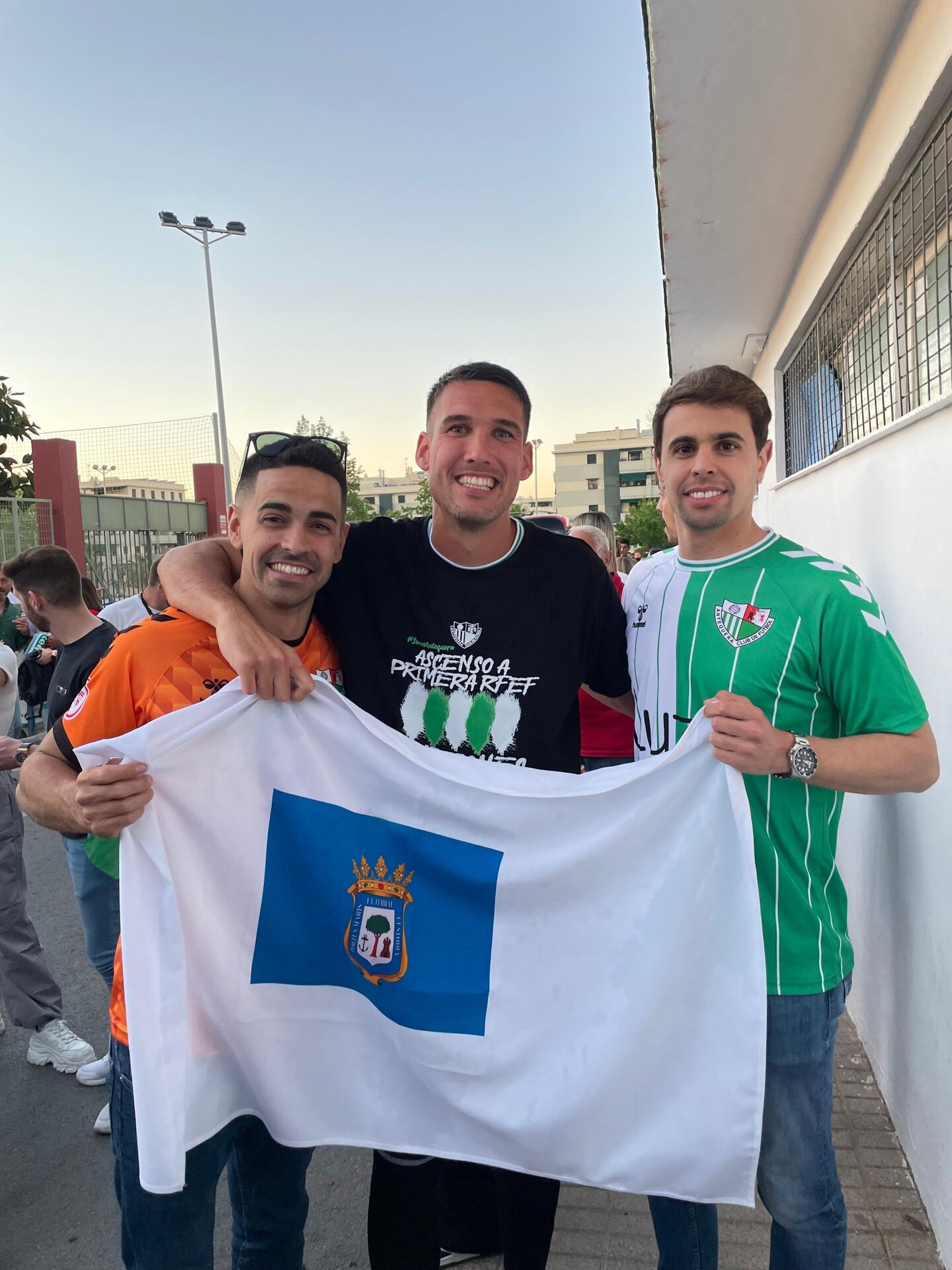 Junto a sus amigos, Miguel y Ale, enarbolando la bandera de Huelva el día del ascenso con el Antequera