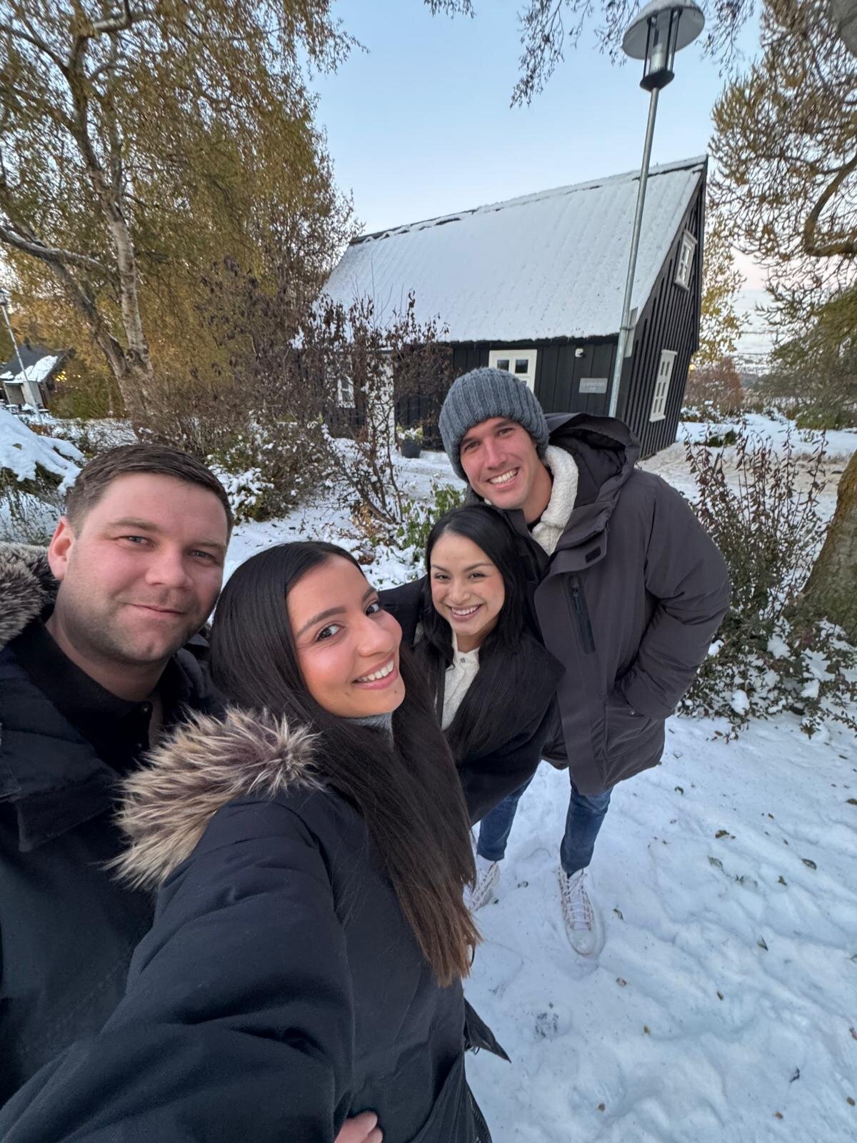 Con su chica y sus amigos