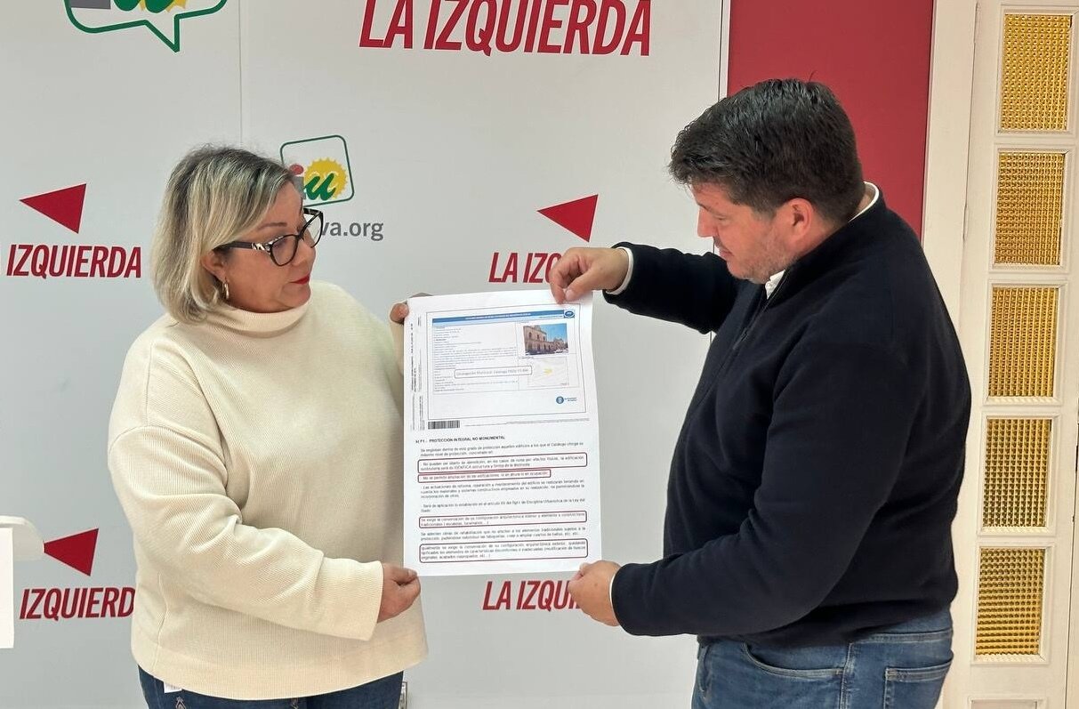 Rossi y Toti muestran el plano de la obra proyectada en la antigua estación