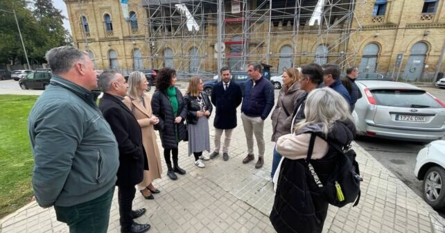 Visita de concejales y diputados y diputadas del PSOE a la antigua estación de Renfe