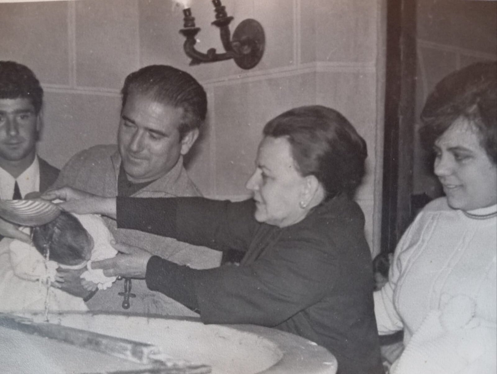 El día de su bautizo juntos a sus padres Josefa y Fernado y su abuela Antonia y su tio Cesario que fueron sus padrinos