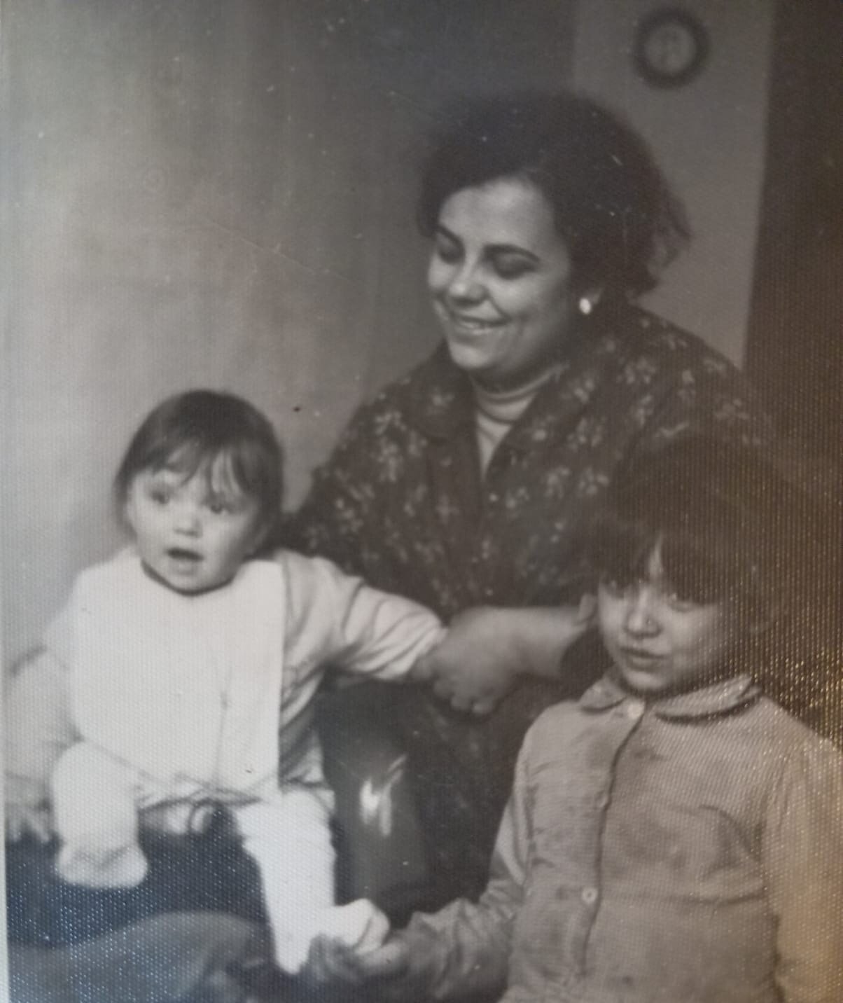 En su infancia con su madre y su tía Lola