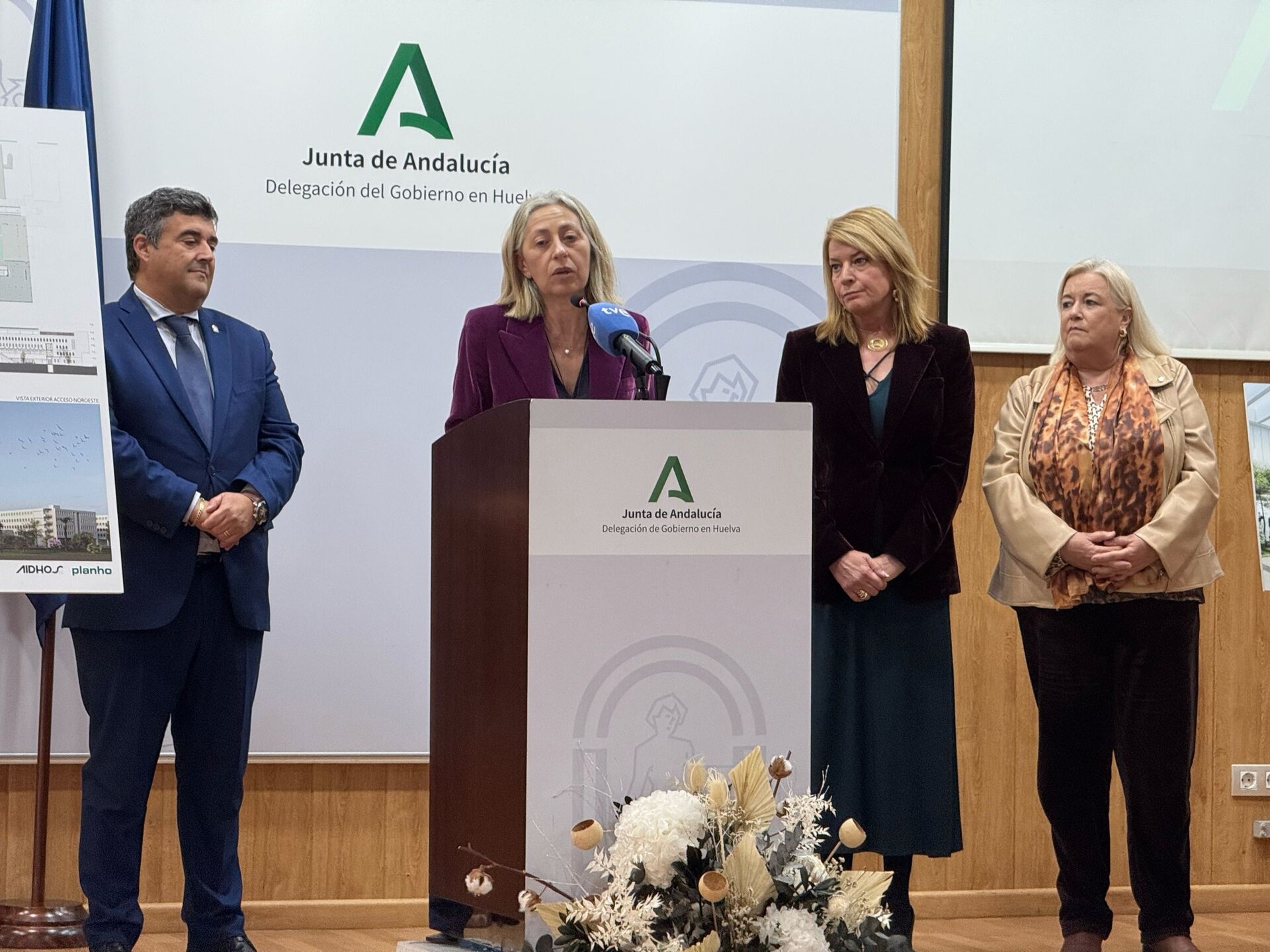 La consejera, en Huelva junto a Correa, la alcaldesa y la delegada de Salud