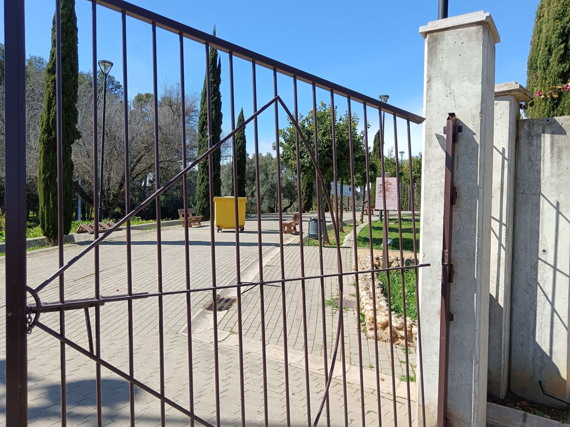 Roturas provocadas en el Parque Moret