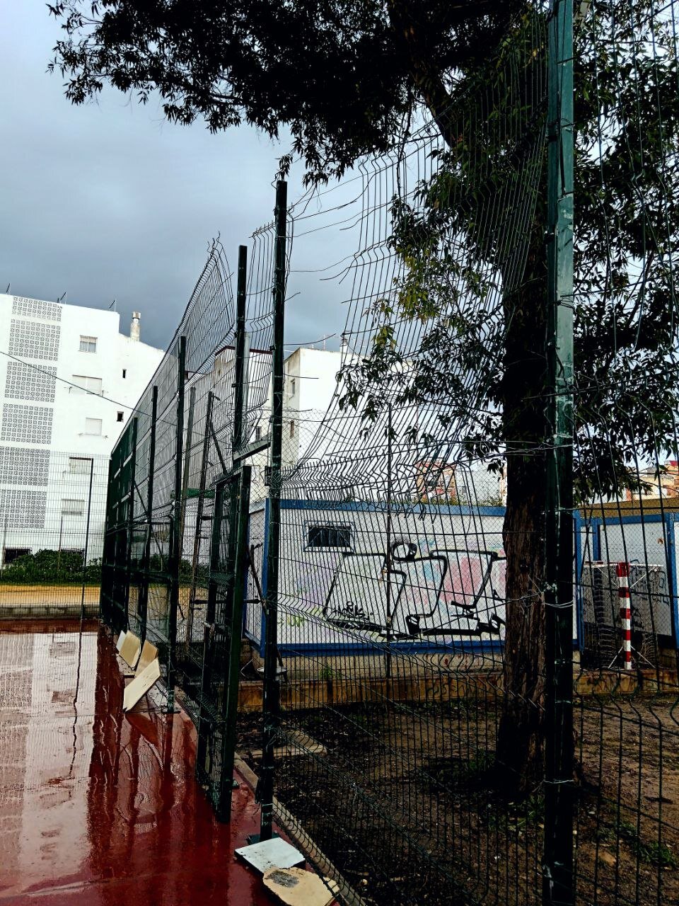 Barriada Matadero puerta arrancada y valla rota