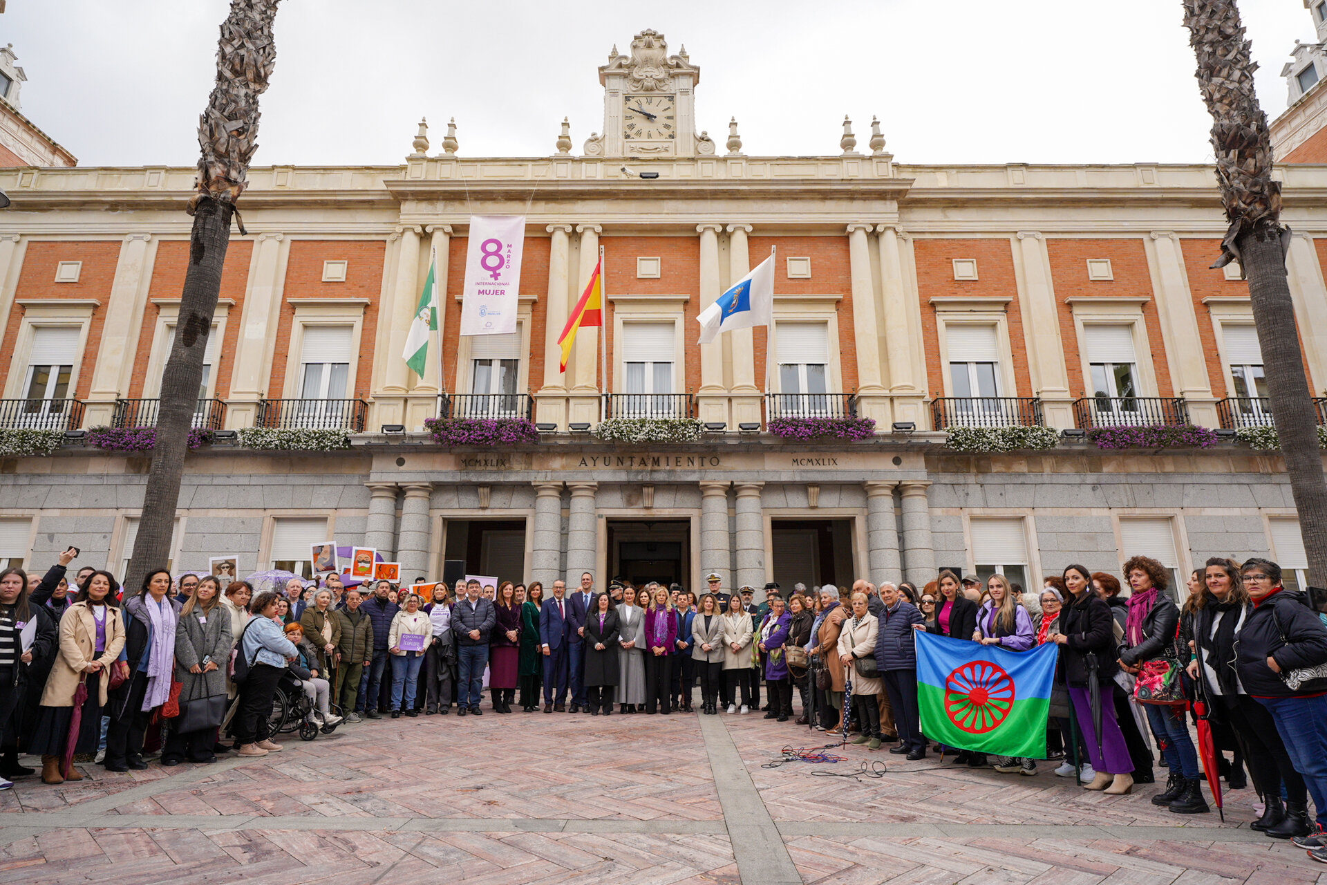Acto institucional 8M a las puertas del Ayuntamiento de Huelva