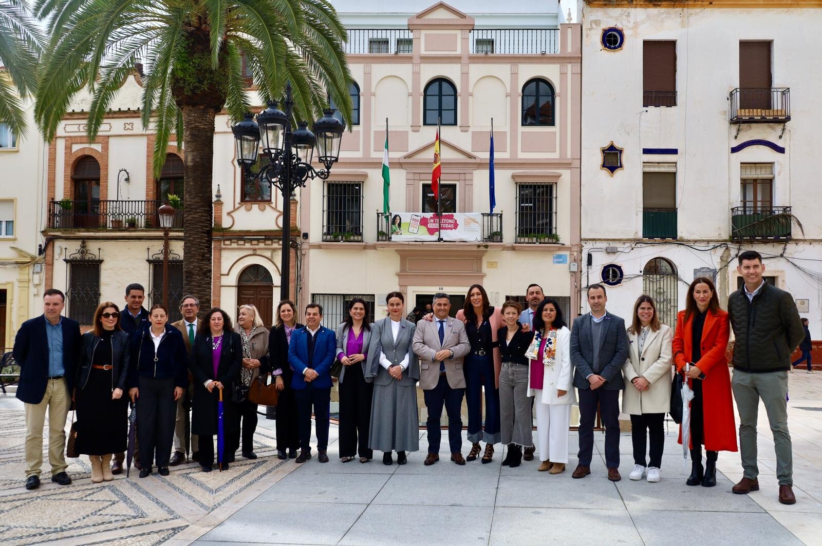 Foto de familia del acto institucional por el 8M en Huelva