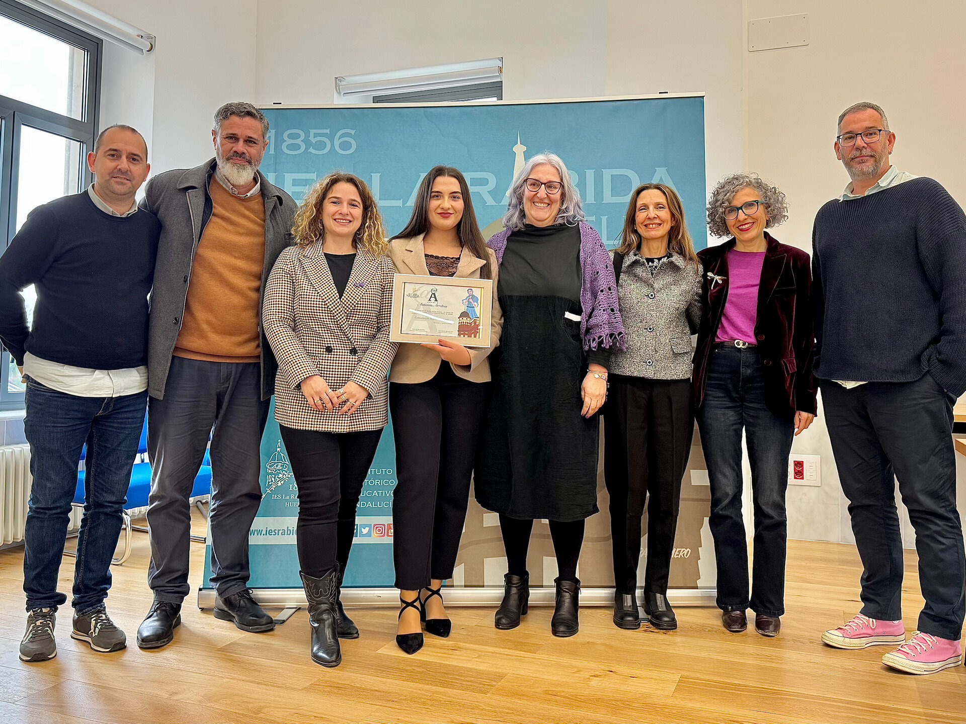 Foto de familia con la ganadora