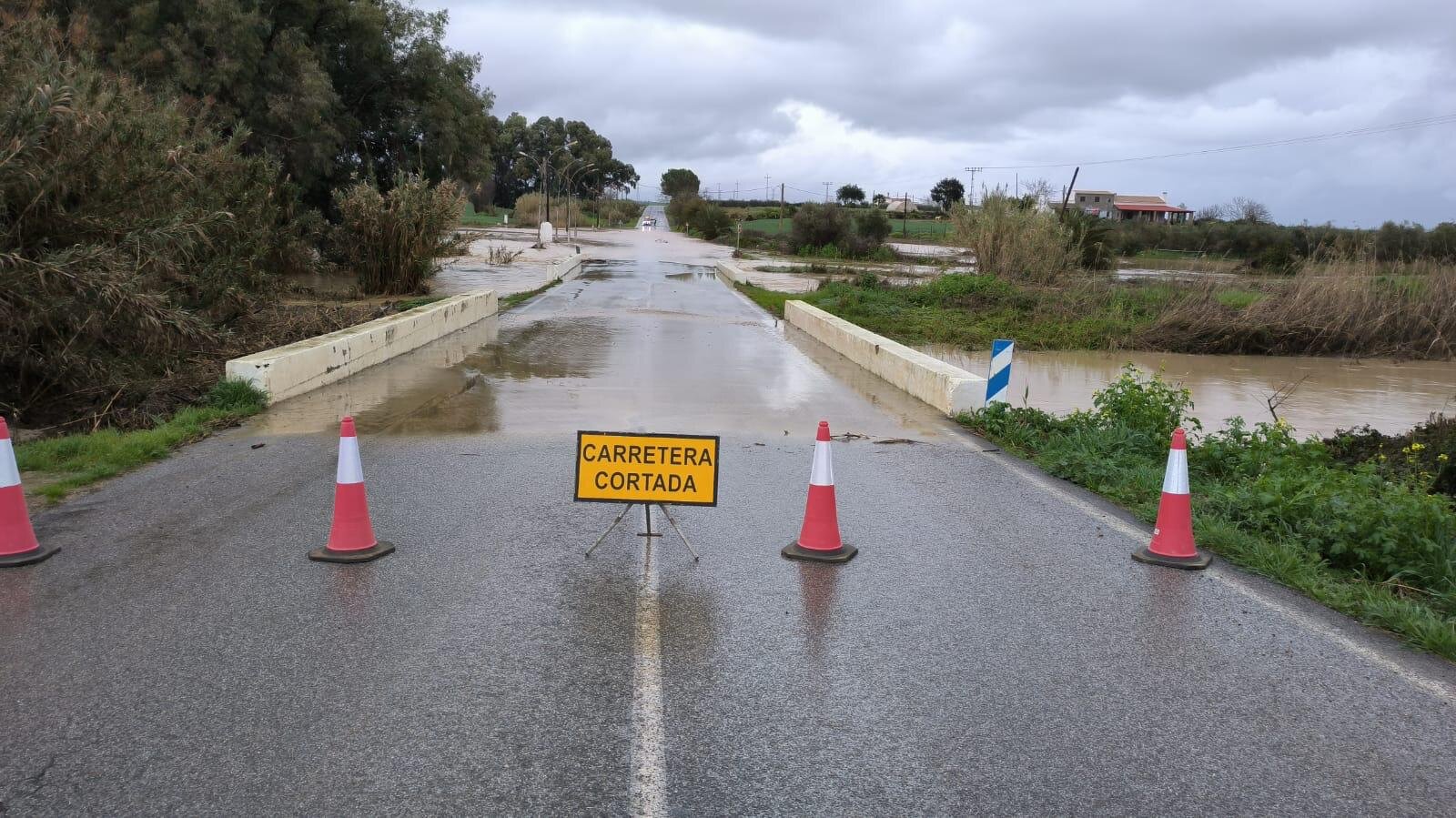 Hay carreteras afectadas de norte a sur onubense