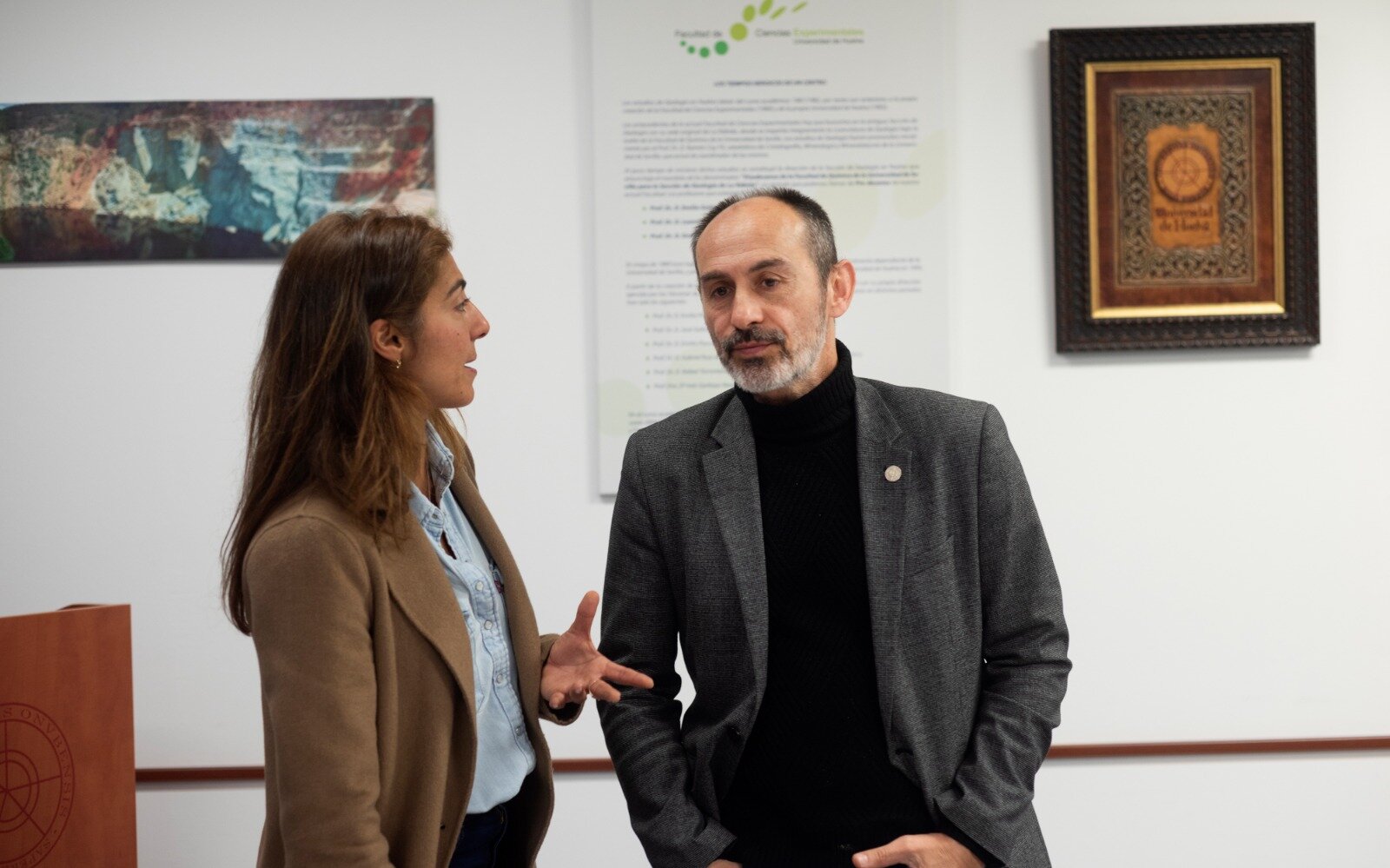 Pepe Rodríguez charla con una compañera en la UHU, esta mañana