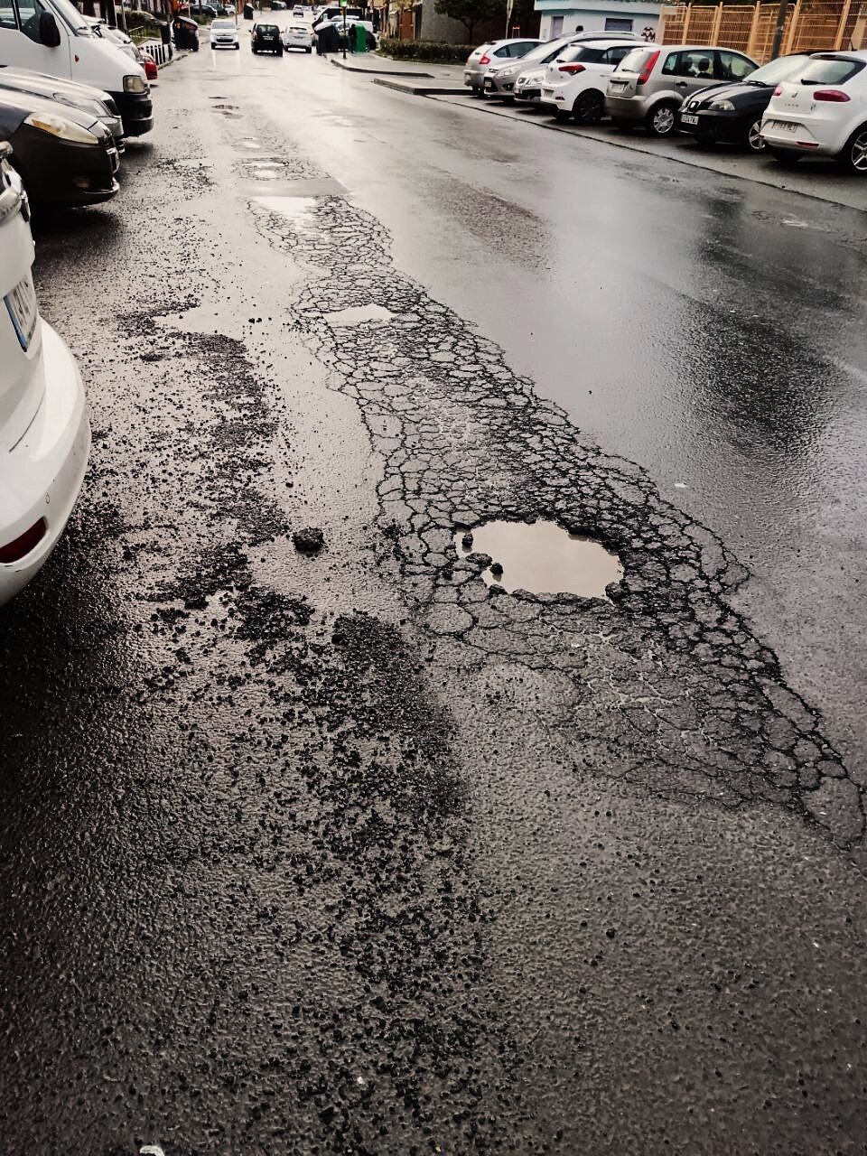 Mal estado del asfalto en la Barriada de Santa Marta de la capital