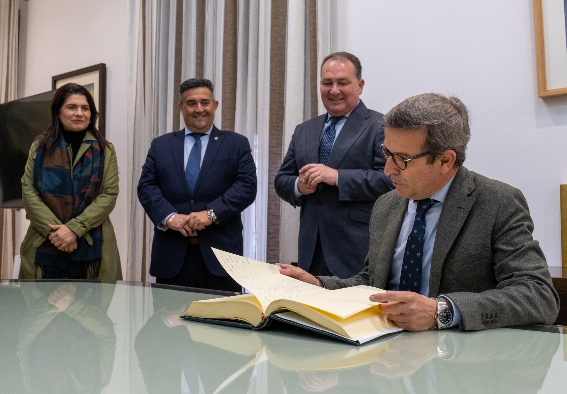 Paradela firma en el libro de honores de la Diputación