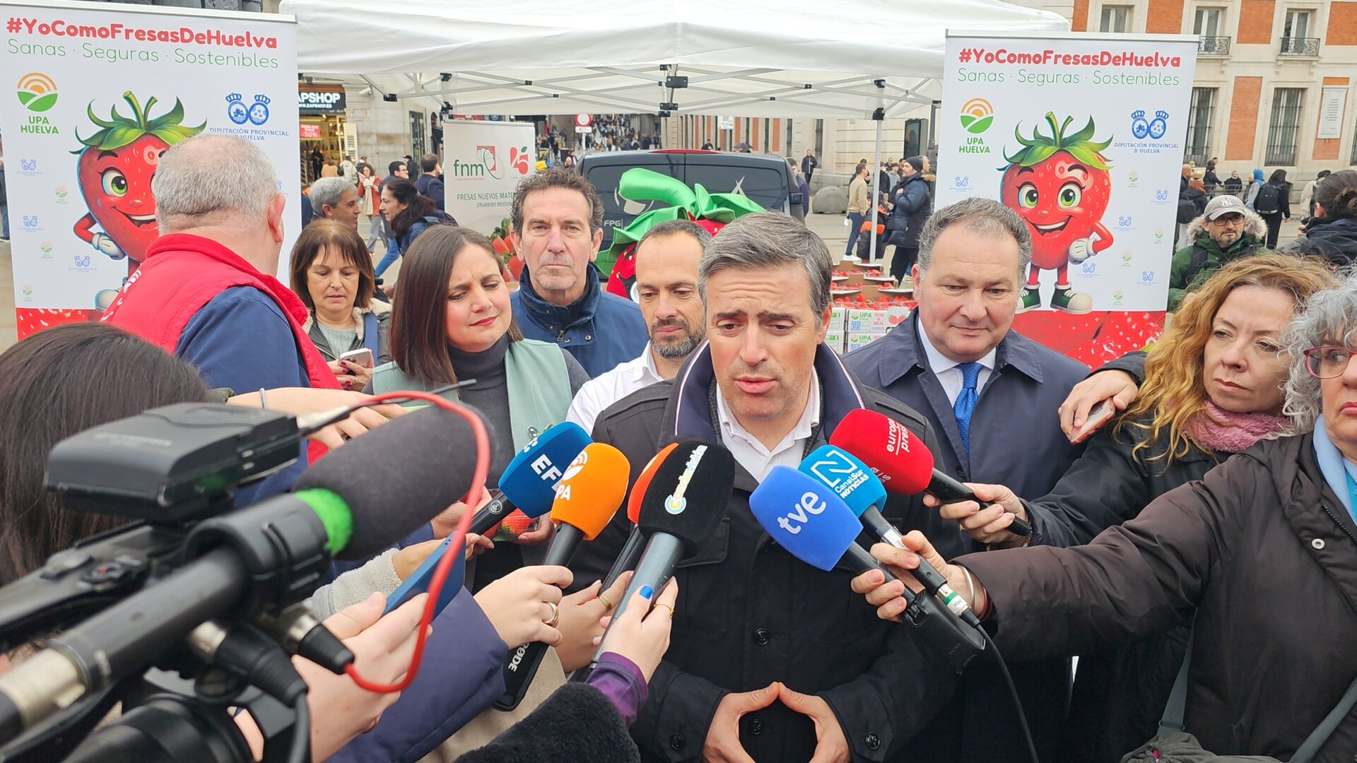 Cristóbal Cano atiende a los medios
